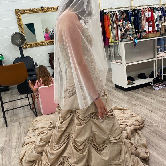 Size 2 wedding dress cream gold colored - Picture 1 of 3